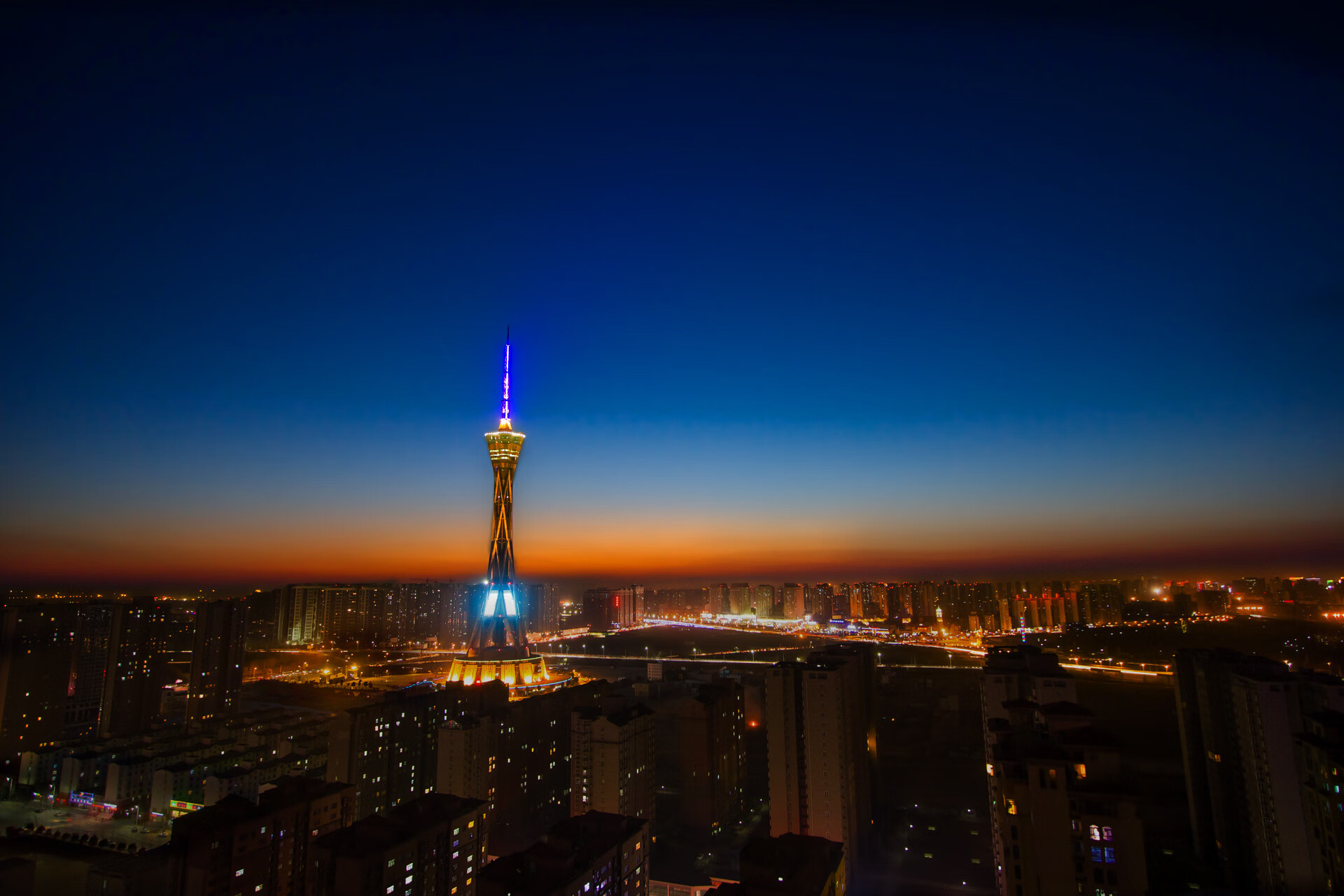 九游体育APP下载-美国马术队在2024年巴黎奥运会上获得团体障碍赛银牌，时隔三年再获奖牌。